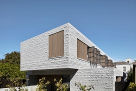 三层的花岗岩阿马住宅-直线设计得益于不规则的材料，有助于软化硬边