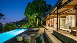 南非建筑工作室-Stefan Antoni翻新了现代主义别墅，提供了充足的花园和娱乐空间，开放的内部使其更适合现代生活，可以俯瞰开普敦