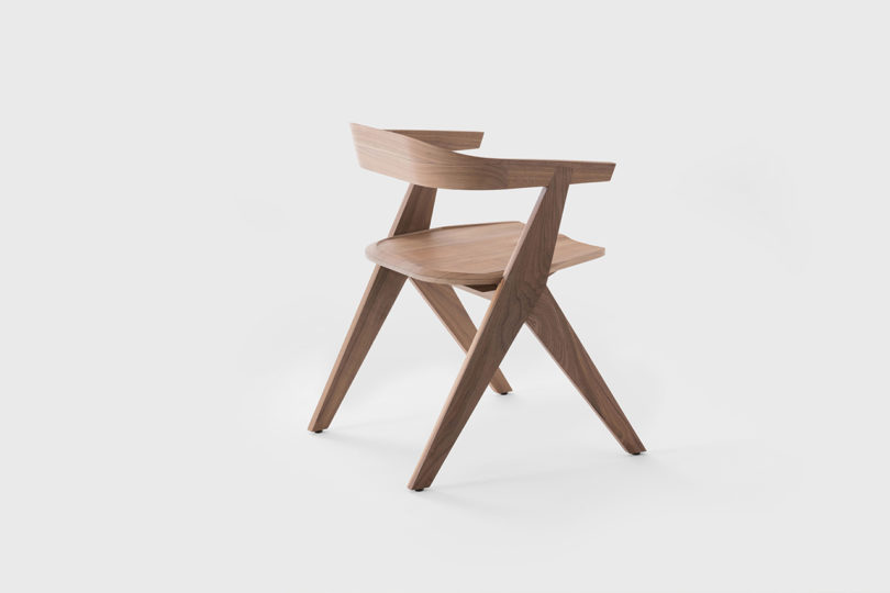 丰富胡桃木和黑色大理石的家具组合-设计师将木质部件悬挂在锥形大理石基座上,散发出紧张气氛,包括餐具柜,餐桌和两套椅子---酷图编号13