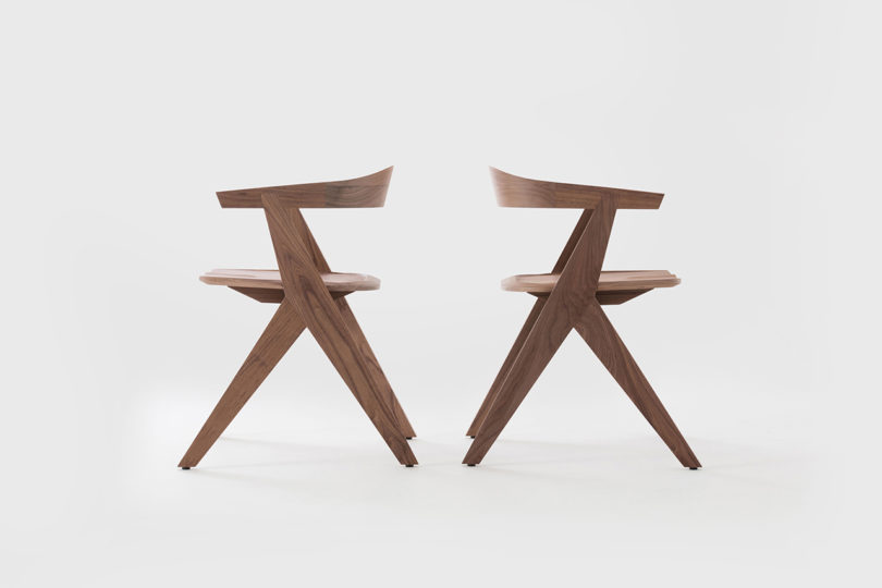 丰富胡桃木和黑色大理石的家具组合-设计师将木质部件悬挂在锥形大理石基座上,散发出紧张气氛,包括餐具柜,餐桌和两套椅子---酷图编号10