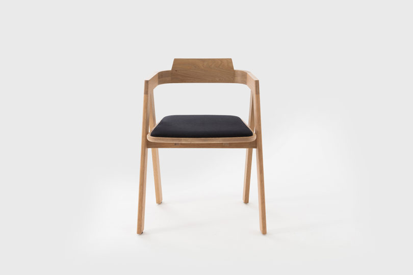 丰富胡桃木和黑色大理石的家具组合-设计师将木质部件悬挂在锥形大理石基座上,散发出紧张气氛,包括餐具柜,餐桌和两套椅子---酷图编号9