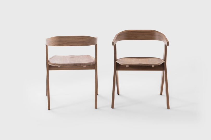 丰富胡桃木和黑色大理石的家具组合-设计师将木质部件悬挂在锥形大理石基座上,散发出紧张气氛,包括餐具柜,餐桌和两套椅子---酷图编号5