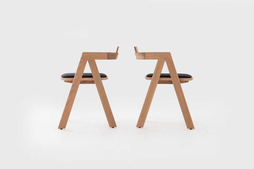 丰富胡桃木和黑色大理石的家具组合-设计师将木质部件悬挂在锥形大理石基座上,散发出紧张气氛,包括餐具柜,餐桌和两套椅子---酷图编号4