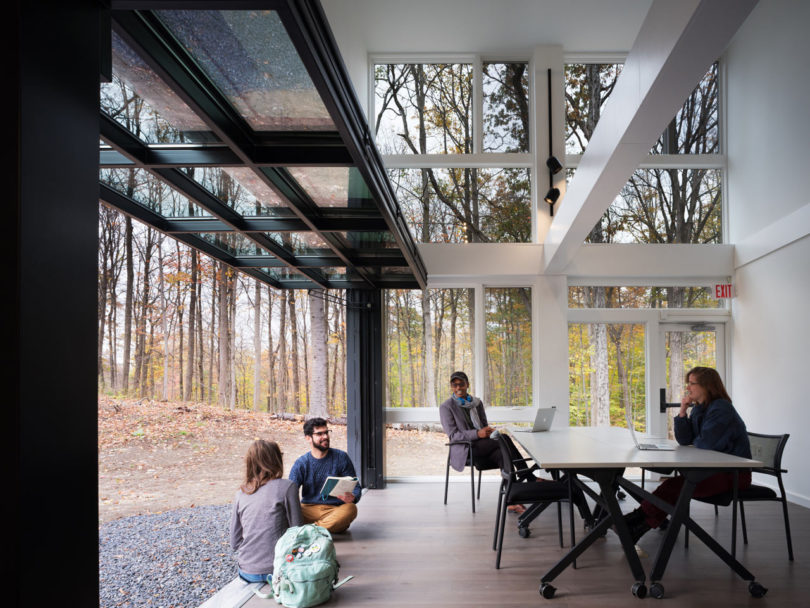 4个集装箱组成的巴德学院课堂教室-并获得10万美元的资助。 由于资源有限,他们探索堆放两对预算友好的集装箱,形成960平方英尺的巴德媒体实验室---酷图编号1195734