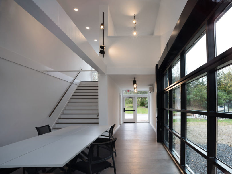 4个集装箱组成的巴德学院课堂教室-并获得10万美元的资助。 由于资源有限,他们探索堆放两对预算友好的集装箱,形成960平方英尺的巴德媒体实验室---酷图编号1195738