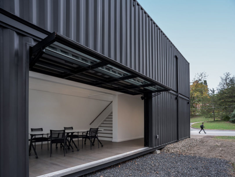 4个集装箱组成的巴德学院课堂教室-并获得10万美元的资助。 由于资源有限,他们探索堆放两对预算友好的集装箱,形成960平方英尺的巴德媒体实验室---酷图编号1195740