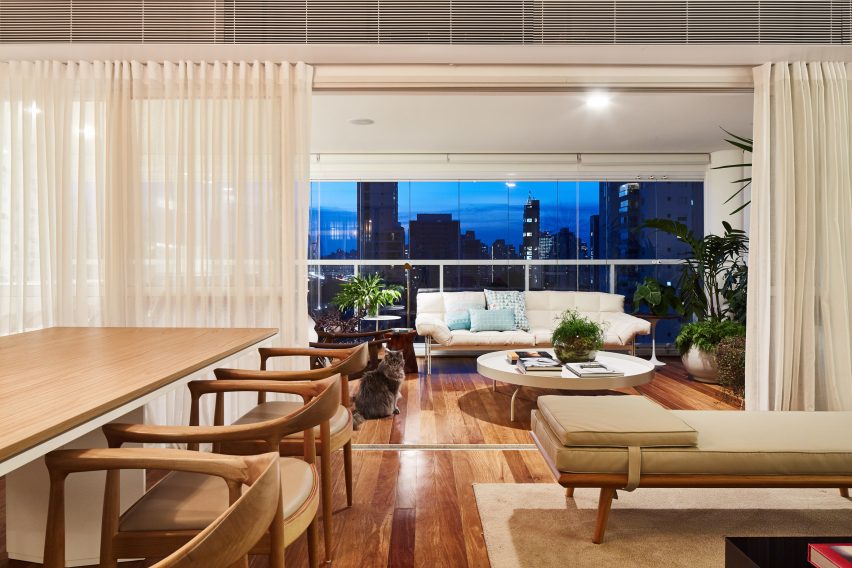 通过可伸缩隔断的起居室和餐厅更为正式。在中心,包括两个面朝相反方向的沙发:一个朝向壁炉,另一个俯瞰更大的就座区和饮食区