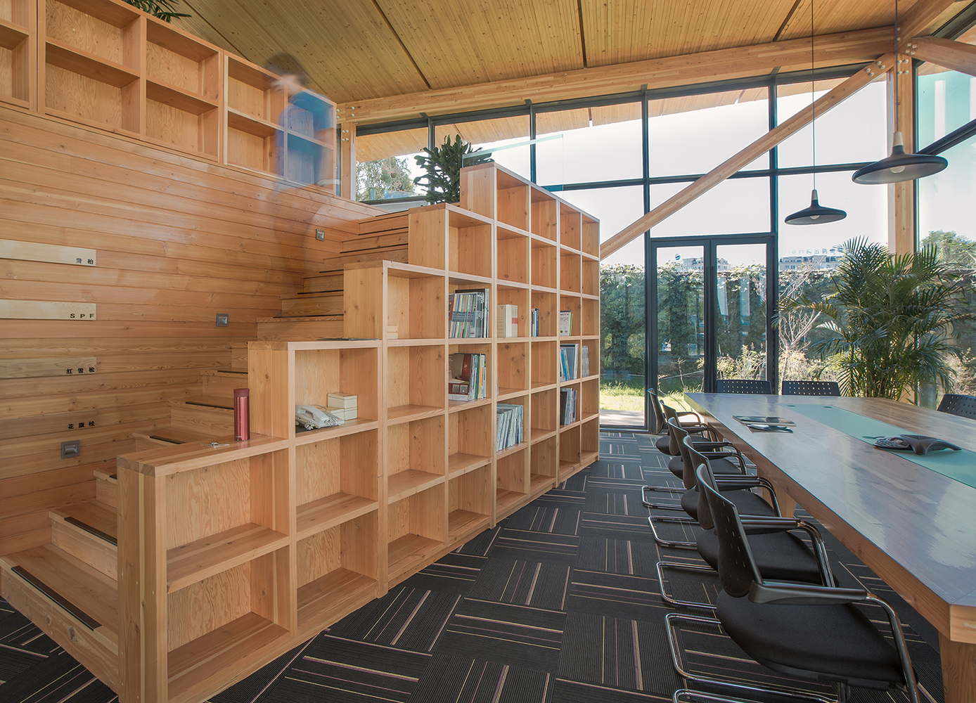 木结构、装配式、轻建筑等特点无一不是强调快速建造、低环境影响和绿色可持续的设计趋向。公益图书馆则是为了赋予这座展示性房子以恰当的使用功能。唯其常用,方可久存――这也算是设计者的一点私心。