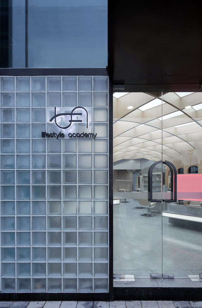 场地是一个面向商业广场的三层小楼。立面像一个表情,代表着对周围的态度。而内部的空间,则可以自成一体,怡然自得。沟通是一种快速获得信息的方式,而内省是建立内部秩序体系的途径。空间,就像是在两种途径间建立起联系的空隙,和物体表达的媒介。最终的设计趋近真实的愿景,同时又希望建构一系列场景超乎想象。