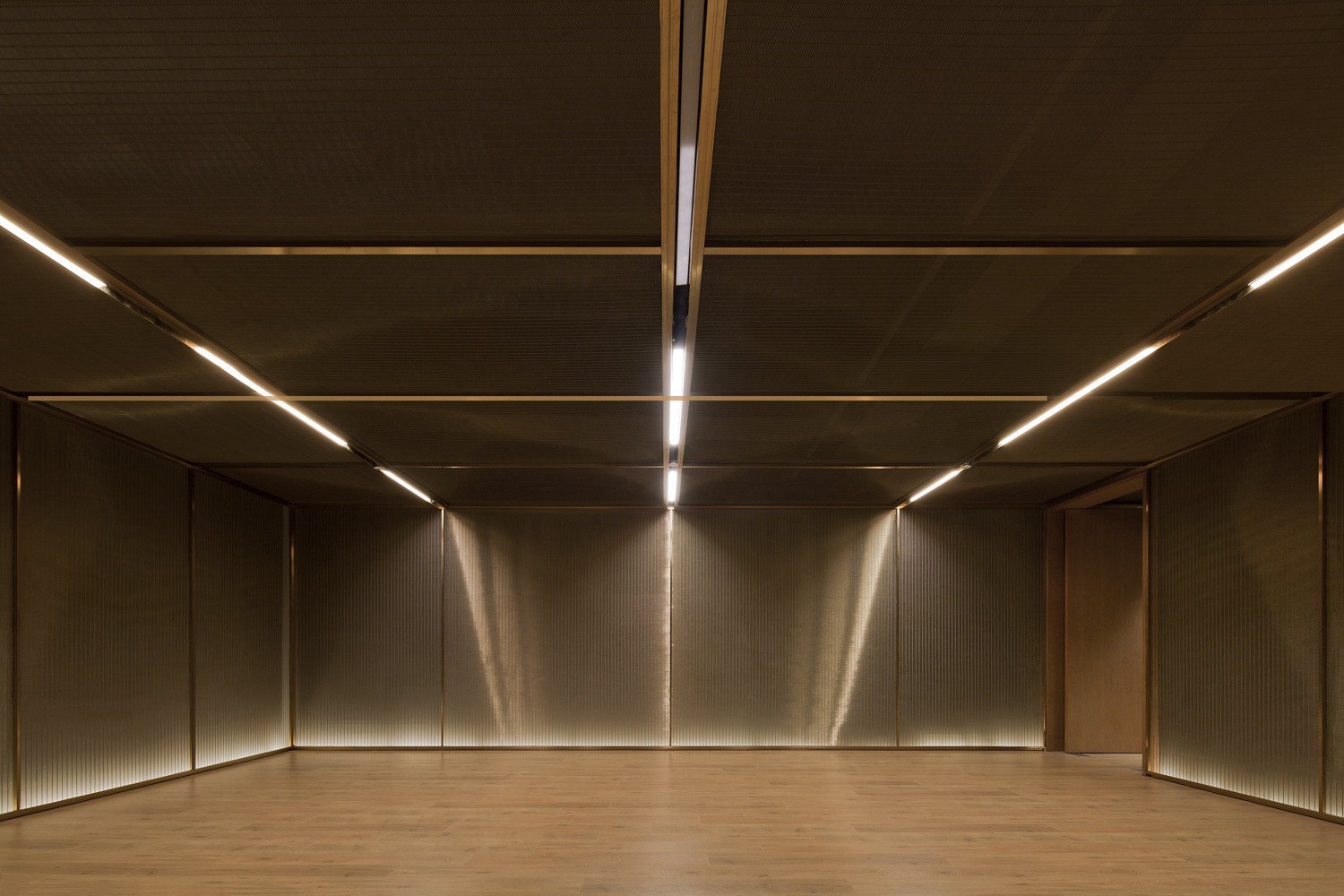 空间中光线设计采用重点照明和环境照明结合的手法,以环境照明营造空间氛围,例如在“书廊”的墙面利用间接光照亮陈列的书籍,营造温馨的读书氛围。在静廊用金属网背后打光的方式,模拟禅院中通过地面反射进内部的微光,营造出幽静空间意境。而在BOX 区和活动区则预留了直射的灯光,来满足活动和展览的功能需要。在前台的位置还设计定制了三个BOX 造型灯具,即呼应空间的造型语言,又制造出丰富变幻的光影效果。