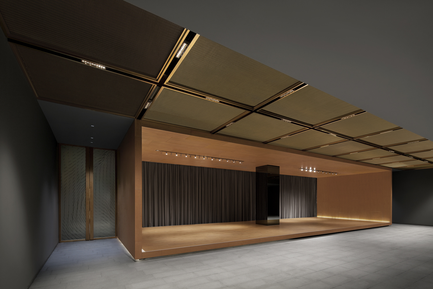 艺舍由书廊、静廊、活动区和冥想区四部分组成。艺舍的空间特点在于他的灵活多变。基于不同的使用方式空间可以灵活切换场景,这源于空间中央有一个多功能的BOX 区。BOX 区是整个空间的核心。它即是一个过度空间联系着活动区和书廊。通过可移动的帘子,书廊和活动区可以分隔开。BOX 区转变成一个讲台或者展台。当帘子处于打开状态时,BOX 区又是一个休息区,通透的空间又可以做为展厅使用。 “我喜欢空间的可变性,因为人的需求是不断变化的,灵活可变的空间会激发人的创造性