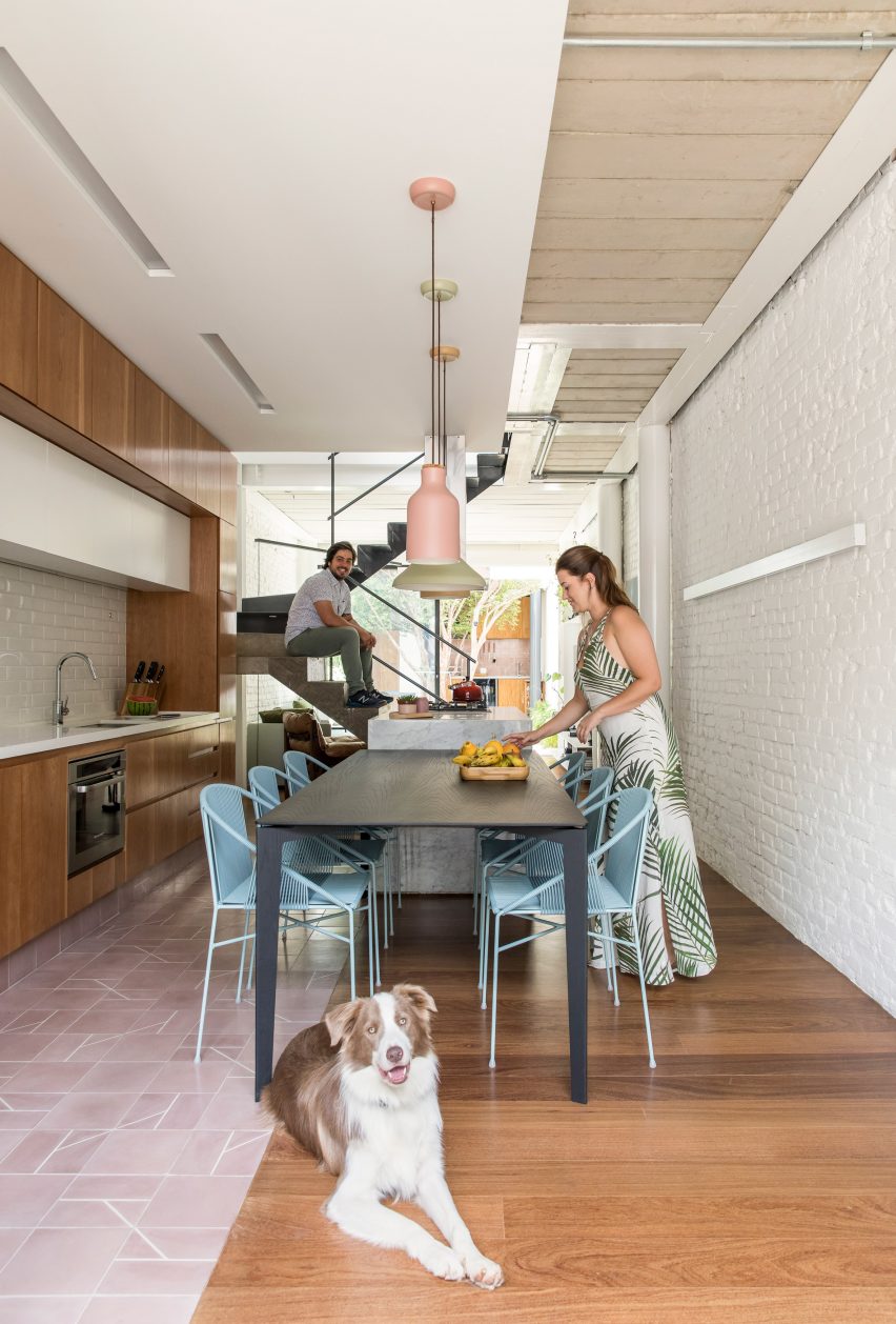 EstúdioBRA为圣保罗的年轻夫妇创造了苗条的城市家园住宅---酷图编号4