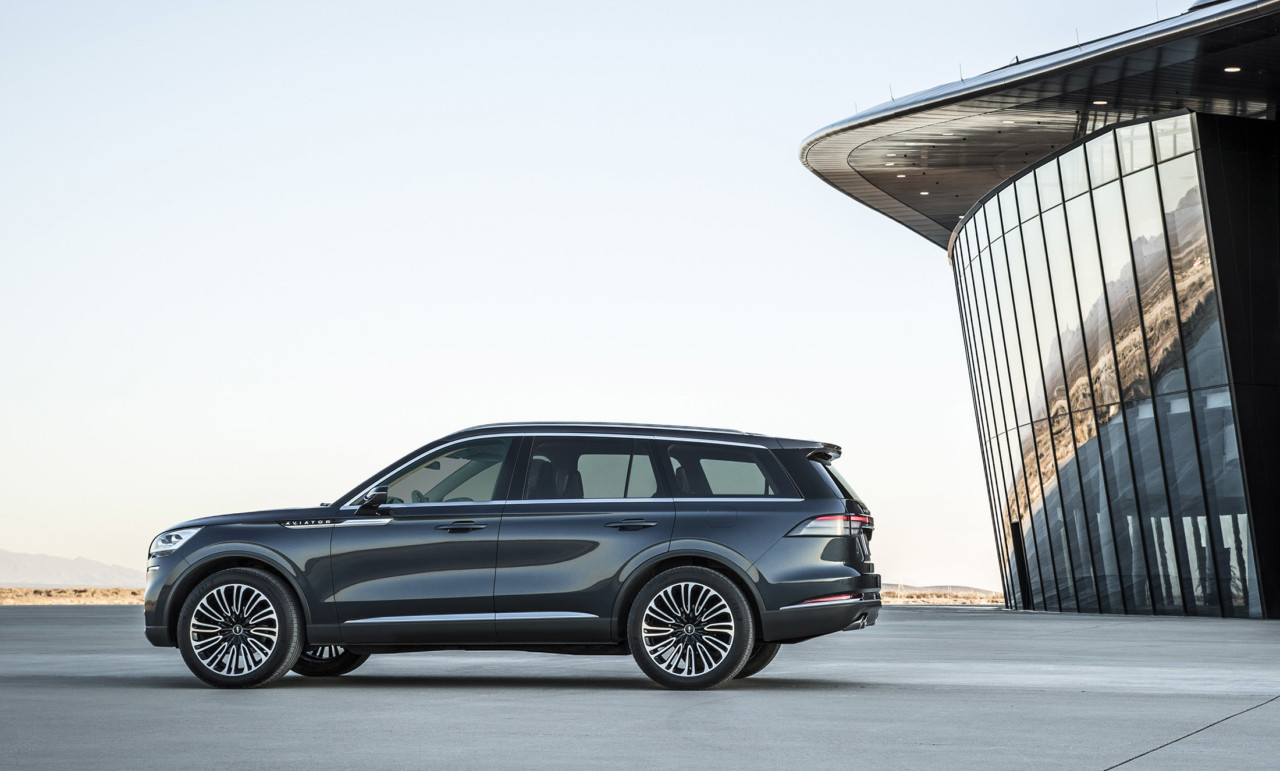 飞行员的设计参考了鸟类的生物机械翅膀和飞行中飞机的渐缩空气动力学。凭借明显的向下车顶尾部尾部向后方快速前进,自信的水平腰线和立即在下面的镜面折痕增加了对比度,突出了两个平面,而飞行员的环绕式挡风玻璃更隐蔽地引用了飞机的空气切割设计。结合起来,速度是隐含的,车辆宽敞的大小是显而易见的。前部有格栅,身体和尾部逐渐变细 - 创造出独特的机翼类比。