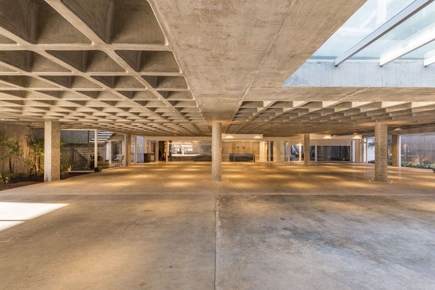 巴西木材与钢架混搭构建的阳光花园别墅---酷图编号39