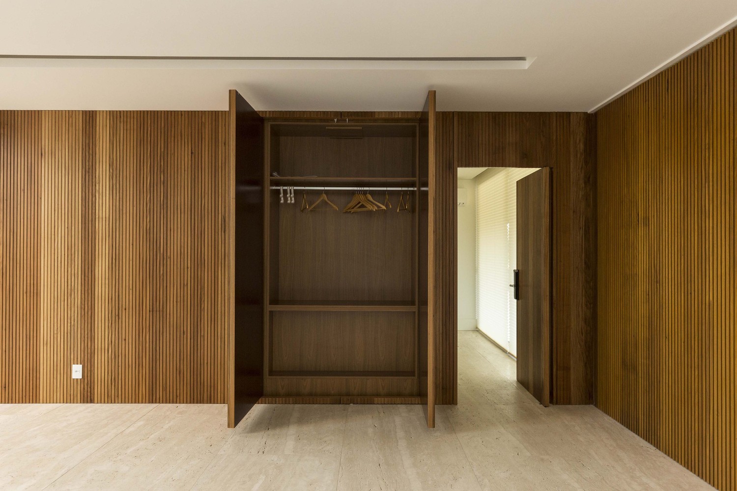 巴西木材与钢架混搭构建的阳光花园别墅---酷图编号32