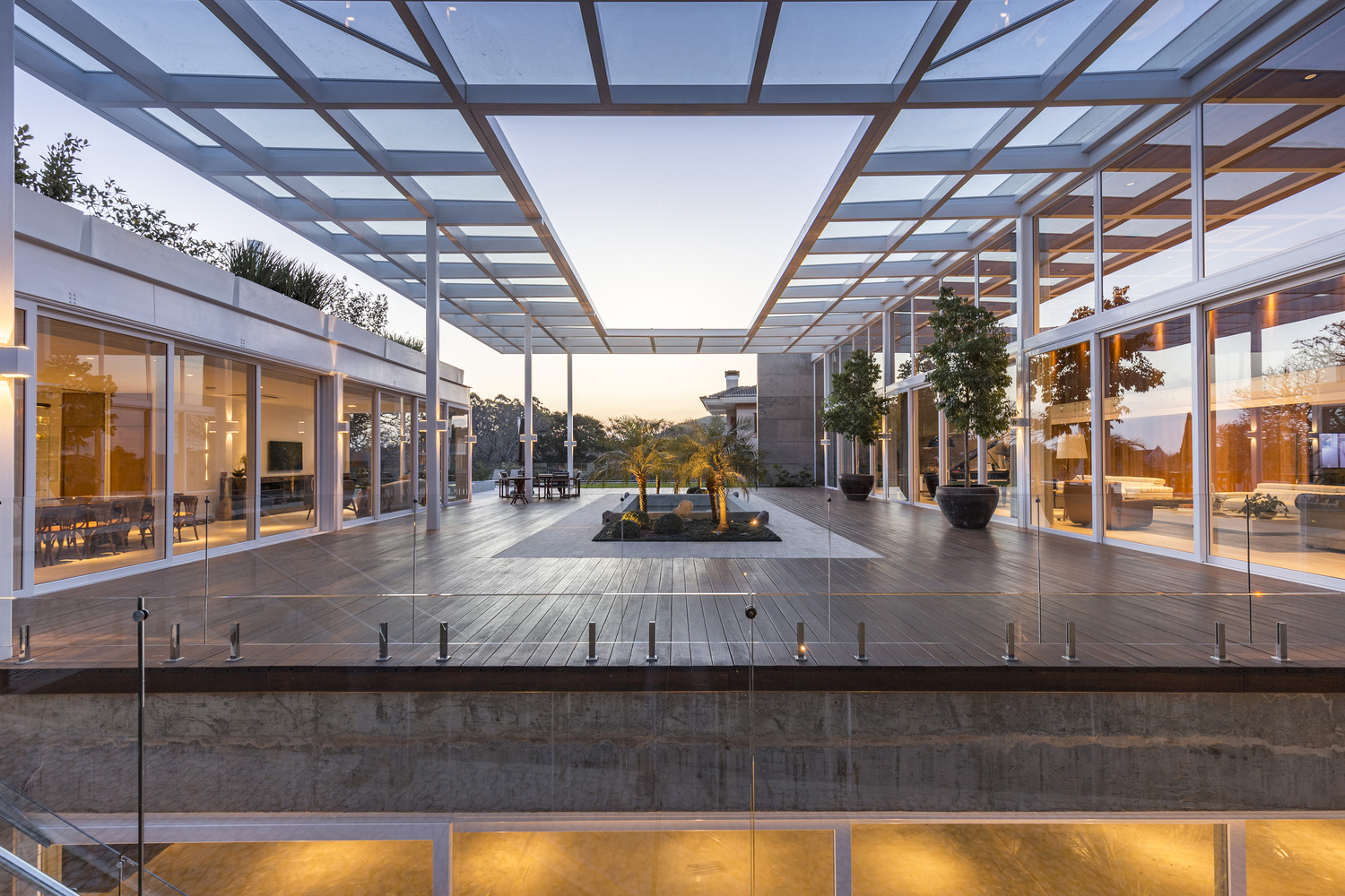 地下层是混凝土浇筑的一个大跨度的肋板式屋顶。透光的玻璃屋顶将自然光线和内庭院的视野引入房间。小直径钢柱的钢结构使房间拥有大的空间跨度。整个项目基于190厘米乘190厘米的网架在屋顶结构中清晰可见。