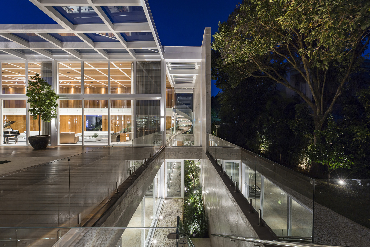 巴西木材与钢架混搭构建的阳光花园别墅---酷图编号5