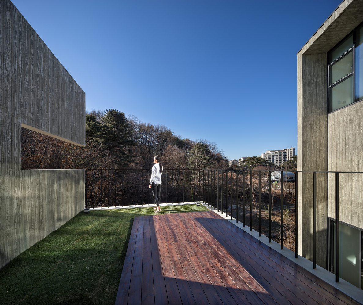 住宅的背景是远处的北汉山,而那标志性低矮的天际线所勾勒出的天空吸引着游客。 围合借景,这是传统的景观空间元素之一。从看到住宅身后景观的角度,又增添了对比的元素。