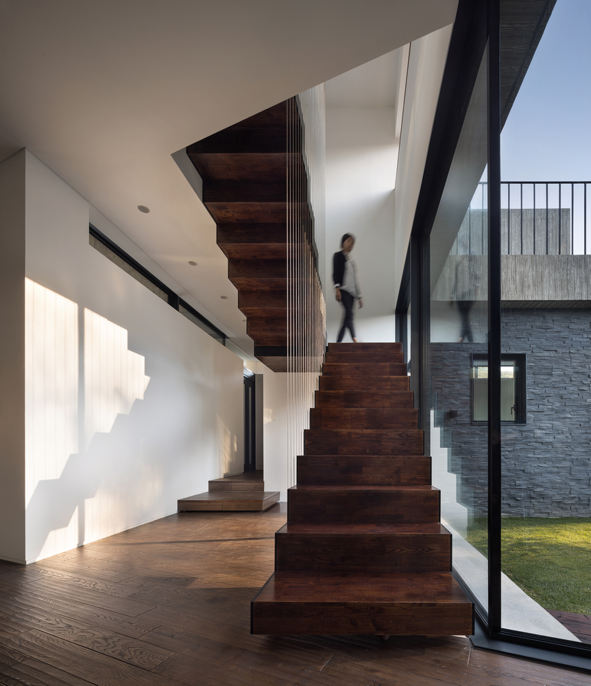 建筑的平面十分简洁,形状似“ㄷ”。考虑到符合自然的纯粹性与真实性,选用松木图案的清水混凝土作为主要材料。通过垂直排列的图案纹理,这种材料体现出自然景色的壮丽与山的垂直形态。同时,在客房区域用了别的材料,石板,突破了清水混凝土可能会导致功能无趣的局限性。