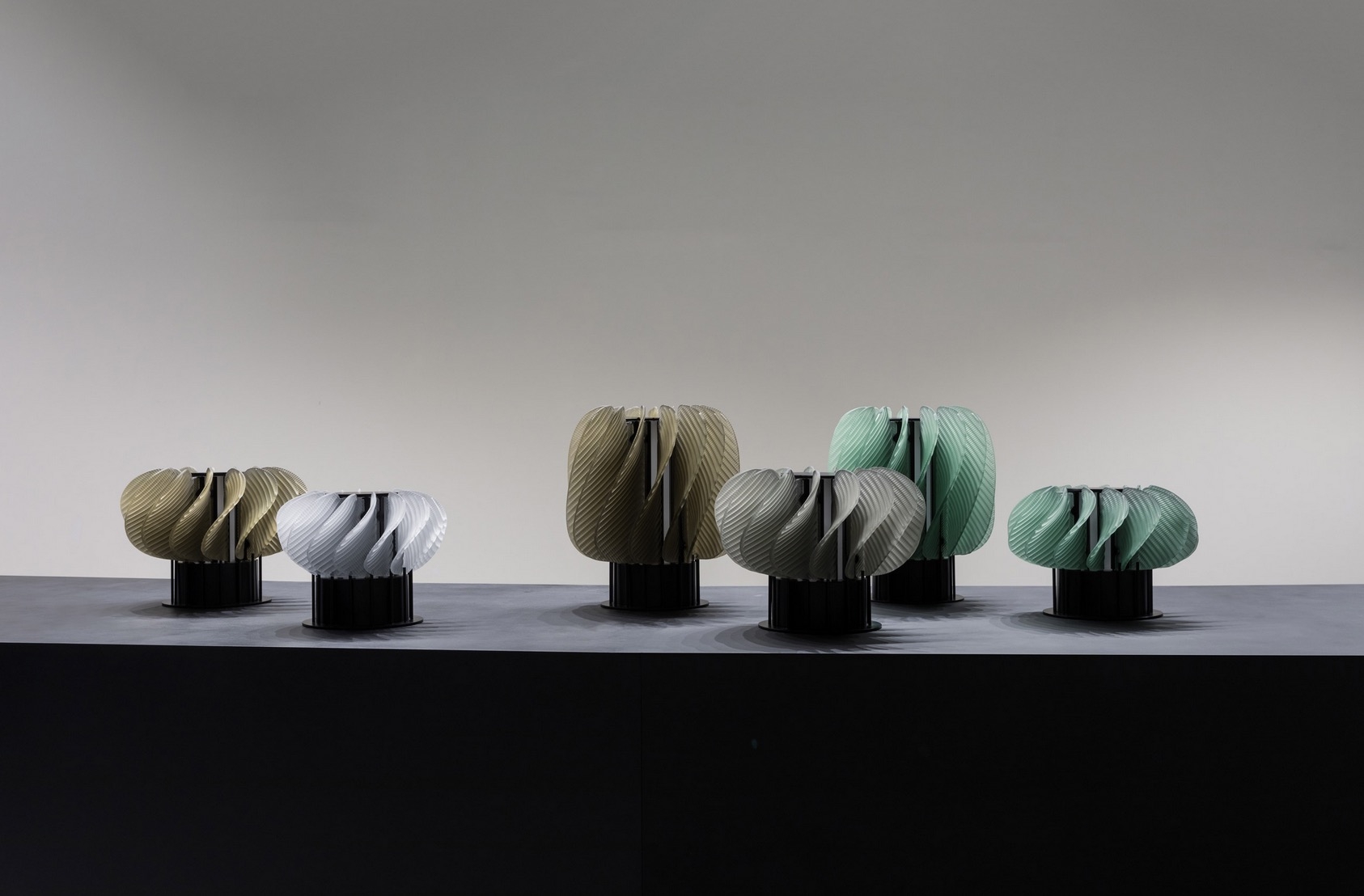 伦敦工作室Raw Edges在本次展览中将传统的以色列舞蹈变成30个旋转玻璃灯图片