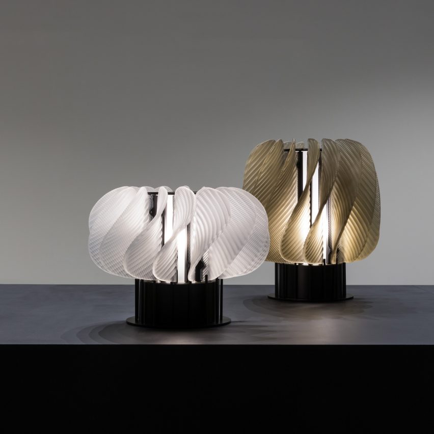 伦敦工作室Raw Edges在本次展览中将传统的以色列舞蹈变成30个旋转玻璃灯---酷图编号3