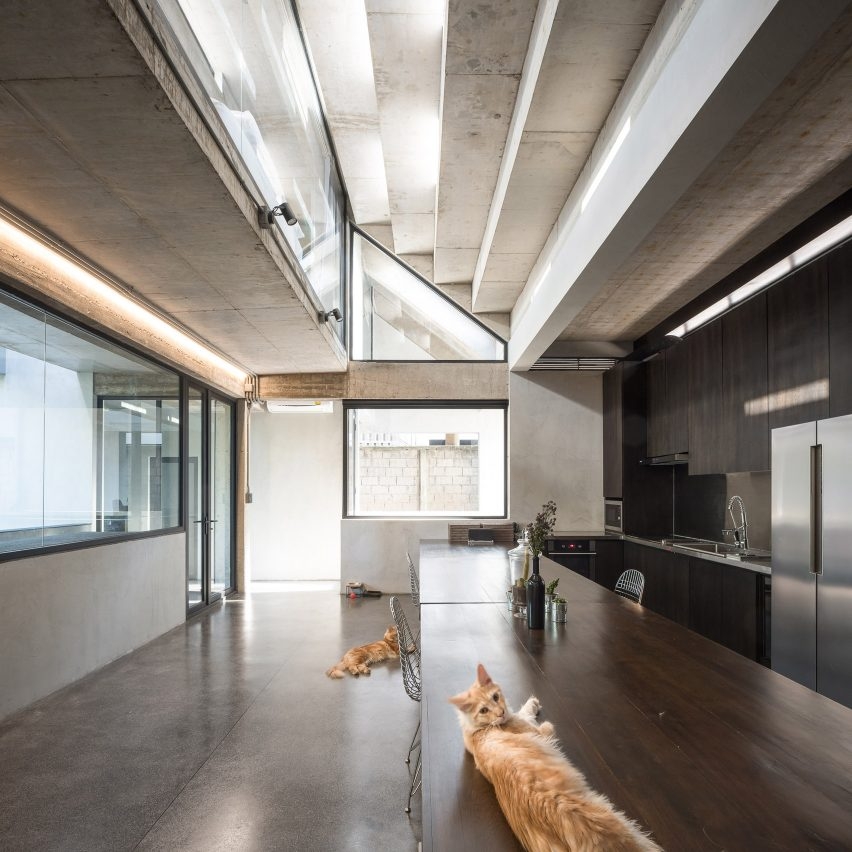 泰国清迈阶梯式屋顶露台和公共小巷的建筑封面大图