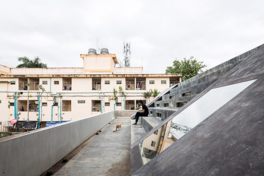 从街上看,房子呈现出一个坚实的外观,借给它一个边界墙,给人一个简单的工业单位的感觉