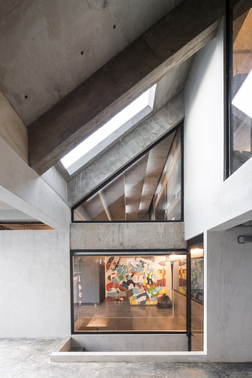 卧室毗邻一间俯瞰着前方车库的大型连接浴室。黑暗的空间包括一个内置的沐浴区,通过一对玻璃门连接到私人露台