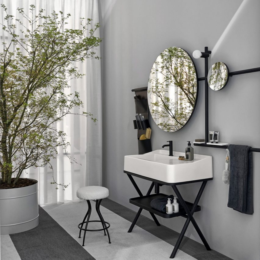 这款来自意大利品牌Cielo的矩形洗脸盆坐落在一个简单的木质或金属支架上,使其特别适用于空间有限的浴室。 随附的镜子由几何框架支撑,可用一系列附件进行定制。