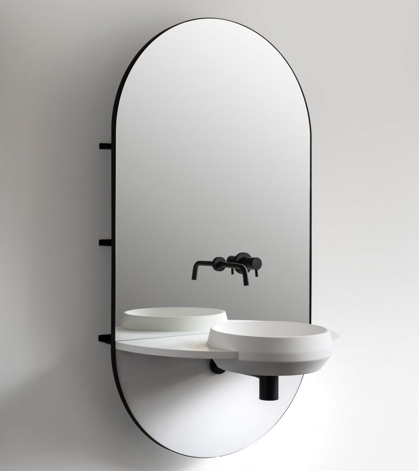 西班牙工作室MUT为Ex.T设计的最新产品是水槽和镜子组合系统,其水龙头采用亚光黑色或黄铜。 货架在椭圆形镜子后面开槽,以免中断最小光洁度。