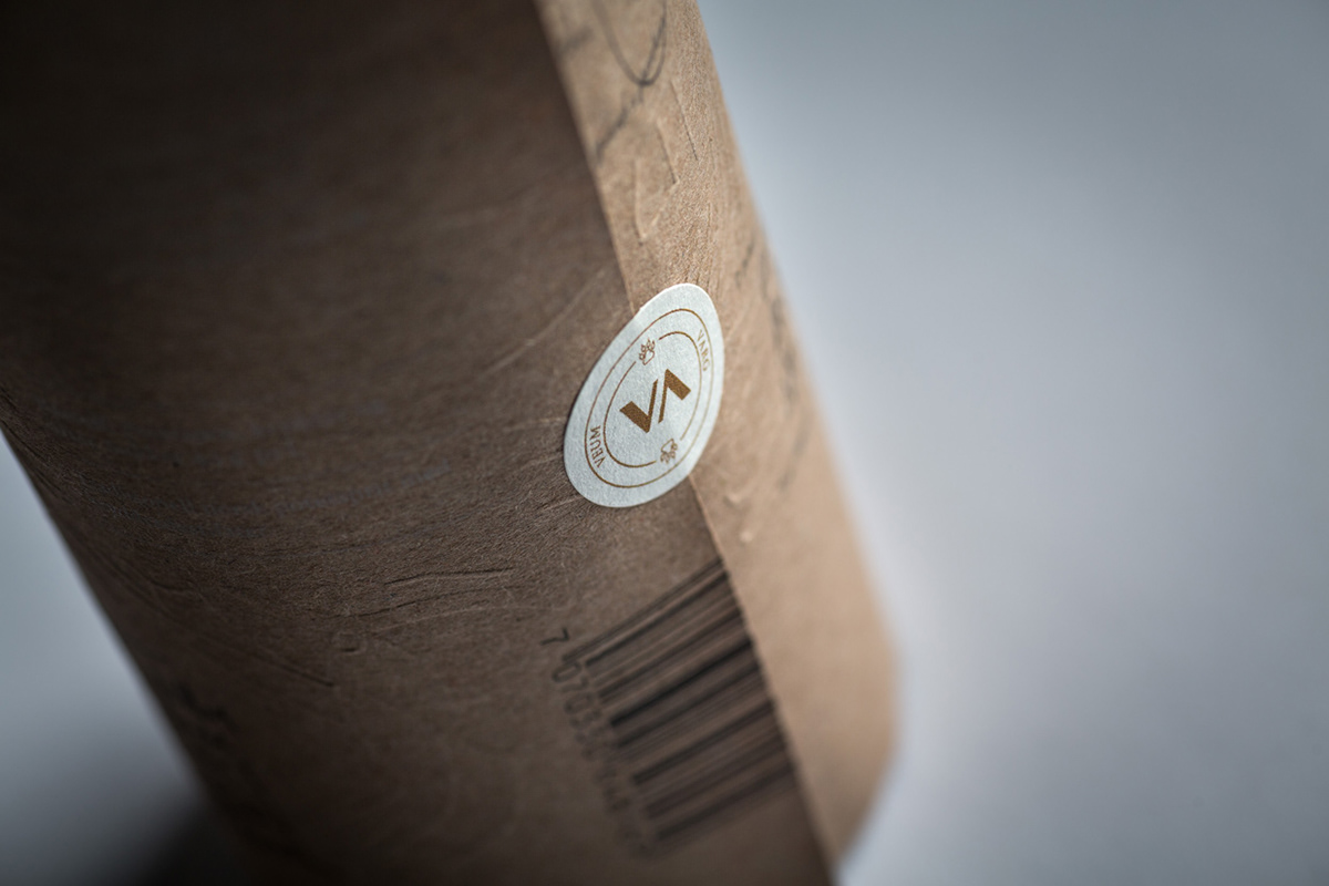 Varg Veum Aquavit - 品牌/视觉形象-一款造型优雅的瓶子,设计简单而现代---酷图编号11