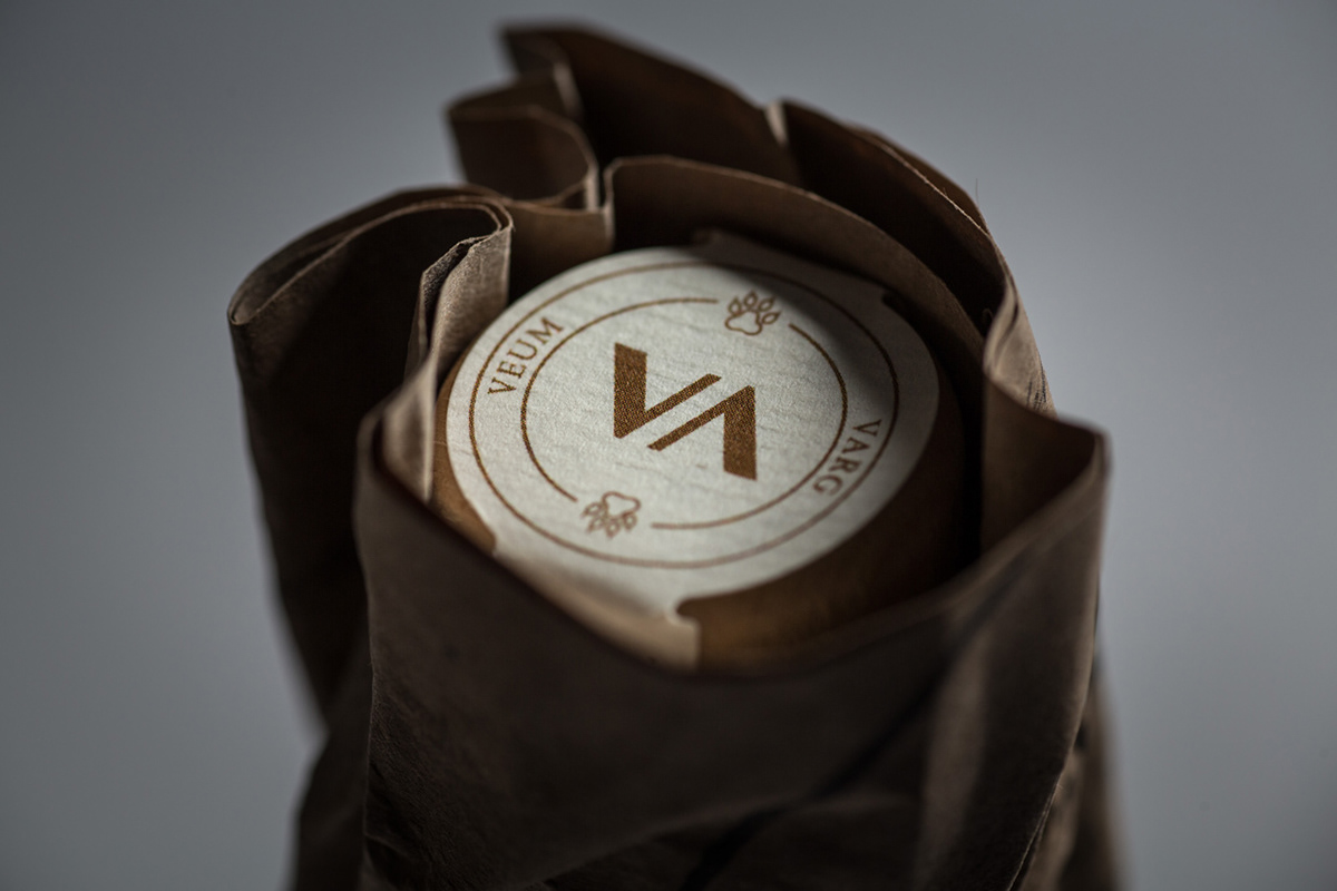 Varg Veum Aquavit - 品牌/视觉形象-一款造型优雅的瓶子,设计简单而现代---酷图编号2