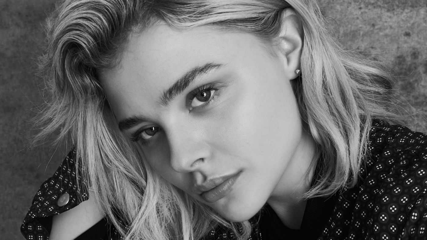 高清晰美国影视演员科洛・格蕾斯・莫瑞兹黑白壁纸图片