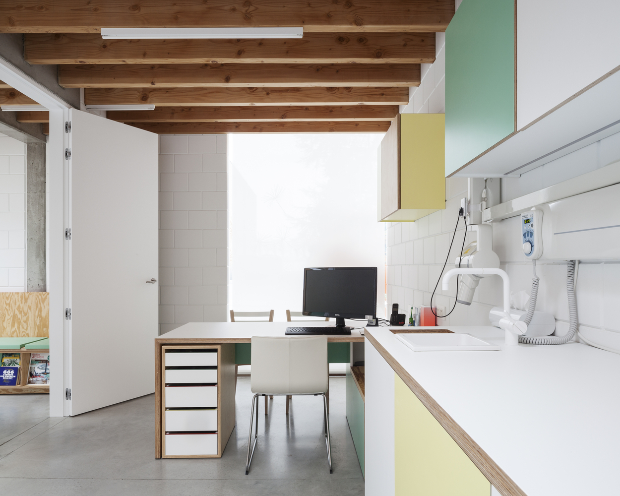 建筑师们通过不同的物体设计来关注病人和牙医的氛围和舒适度。充足的光线贯穿于整个建筑中。