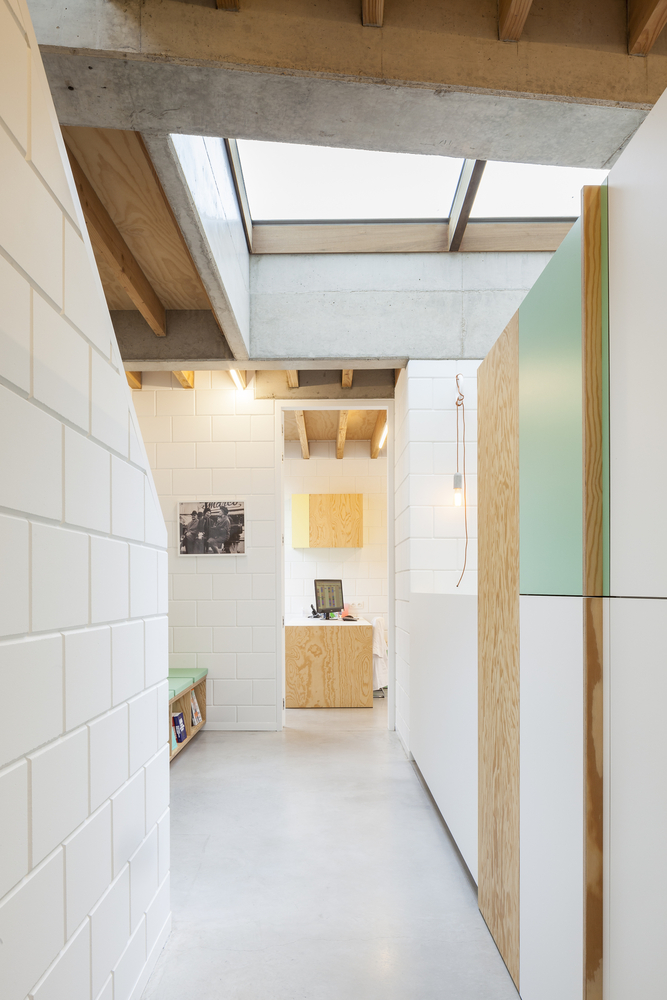 在一个与房子分离的长方形混凝土板上,他们建造了一个木制雕塑。立面和斜屋顶都铺设以红木木材。同样的木材也用于窗户。