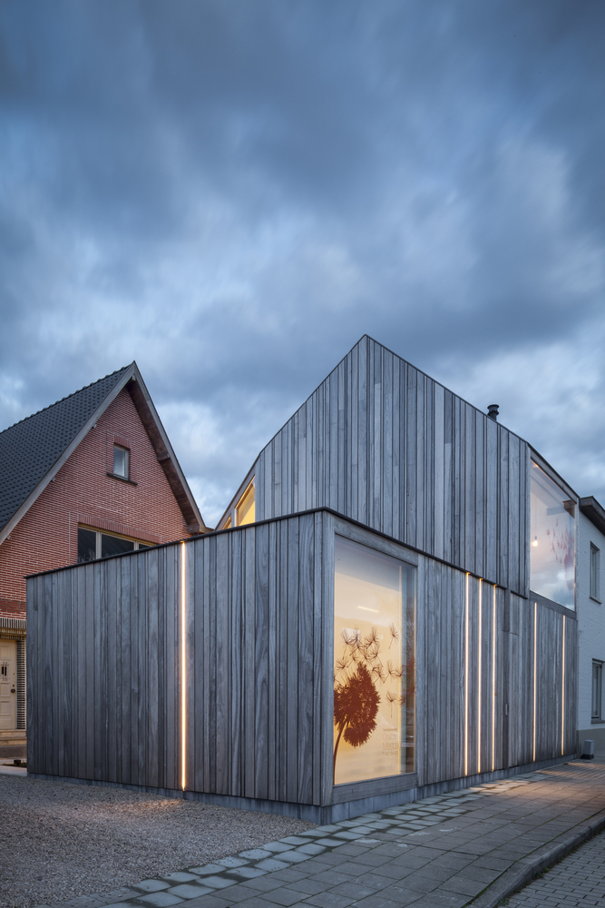 小块的绿色也是必不可少的。这是一个半私人化的空间,它可以组织工作和生活。 新和旧之间建立起了很强的联系,良好的视野,现在的立面的透视远景,木制的斜屋顶,屋顶绿化,等等。