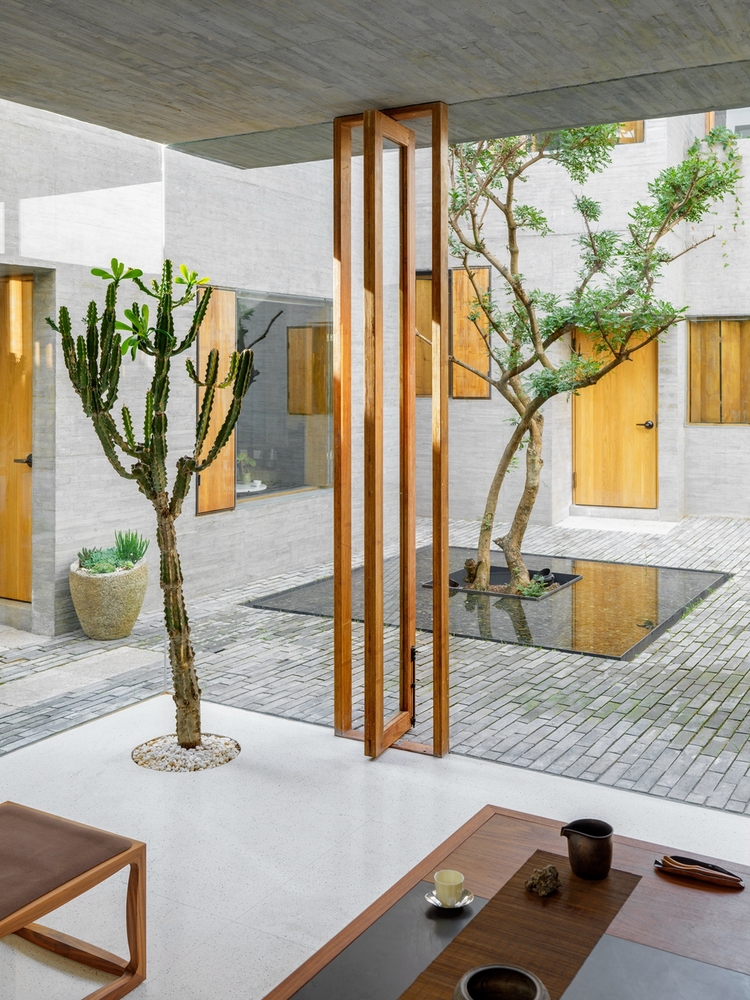 整个建筑采用混凝土剪力墙结构体系。我们向木材加工厂订做了只粘贴了一面木皮的细木工板,用另一面裸露的碎木条来直接形成清水混凝土的木纹肌理。这个做法不仅大幅度降低了加工模板的费用和时间,平均4厘米宽的木纹肌理和这个小尺度转折比较多的空间也更匹配。碎木条在工厂是随机拼压的,因此就在混凝土表面压出斑驳错落的凸凹感