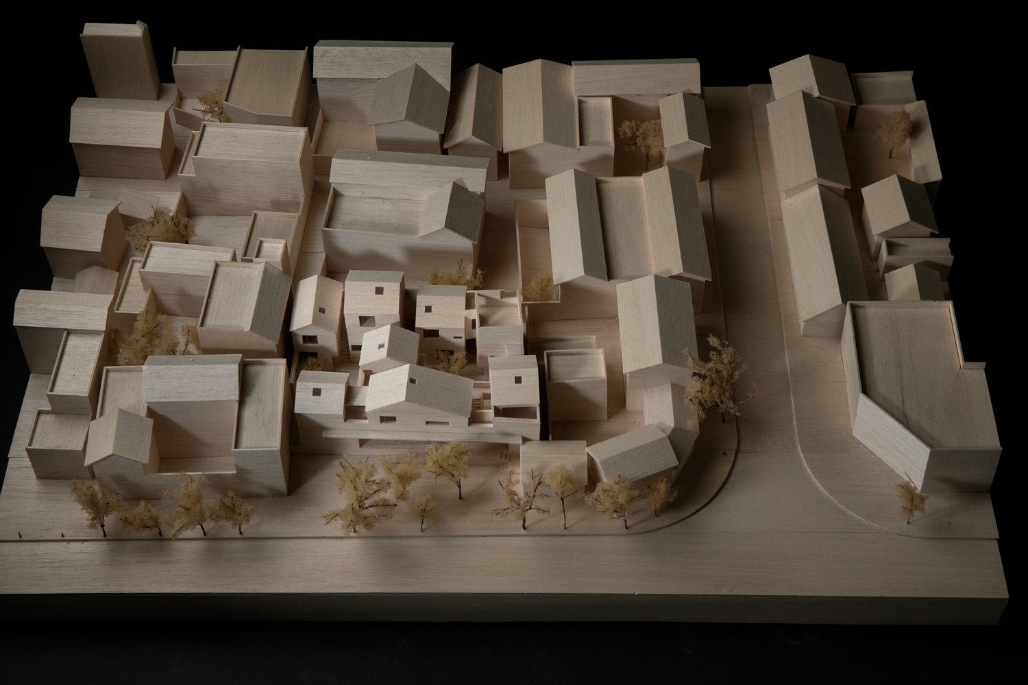 在这个没有外部景观资源的场地上设计酒店,一切体验和氛围只能从内部争取。我们把这个酒店的体量分解为八个似连非连的“小独栋”来围合出一前一后两进庭院。客房围绕庭院布置,庭院既是花园景观,也同时承担了通往客房和楼梯间的动线。咖啡厅因为要对外经营,就把它安排在临街的东侧。