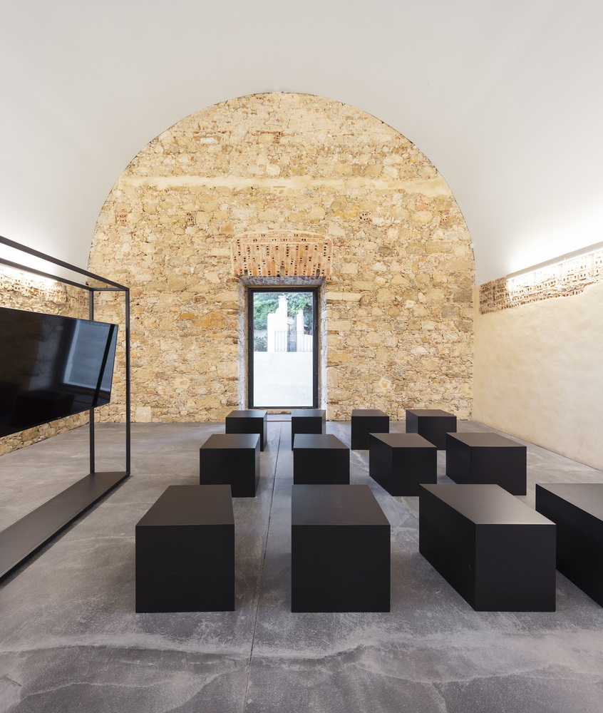黑色的展览空间从现有的建筑色彩中脱颖而出,与其他颜色没有任何重叠,让人可以轻易被深深吸引,同时也赋予了展览空间独特的特征