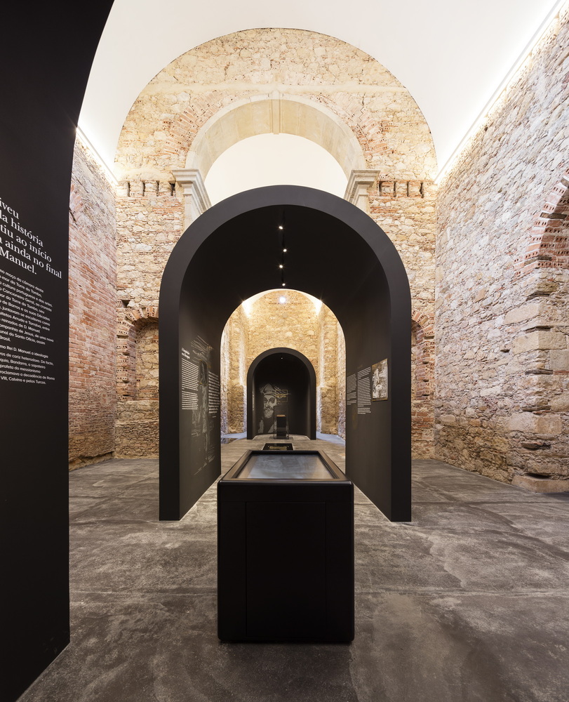 这些拱形构筑物虽然是零散的,但它给参观者一个颠覆传统的连续性的概念。这些零散而迷人的展览空间让游客停下脚步,凝视展品,或是体会这个展厅内在空间和外在空间之间微妙的关系。这种关系深埋于历史之中,又被建筑师发掘而扩大成为展厅设计的一部分。