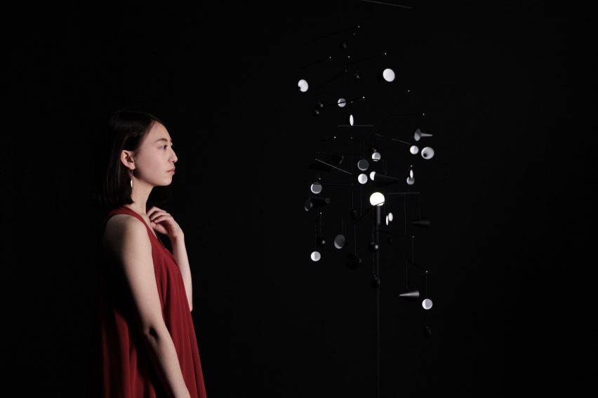 Hiroto Yoshizoe-镜像手机反射的一个灯泡光线---酷图编号2