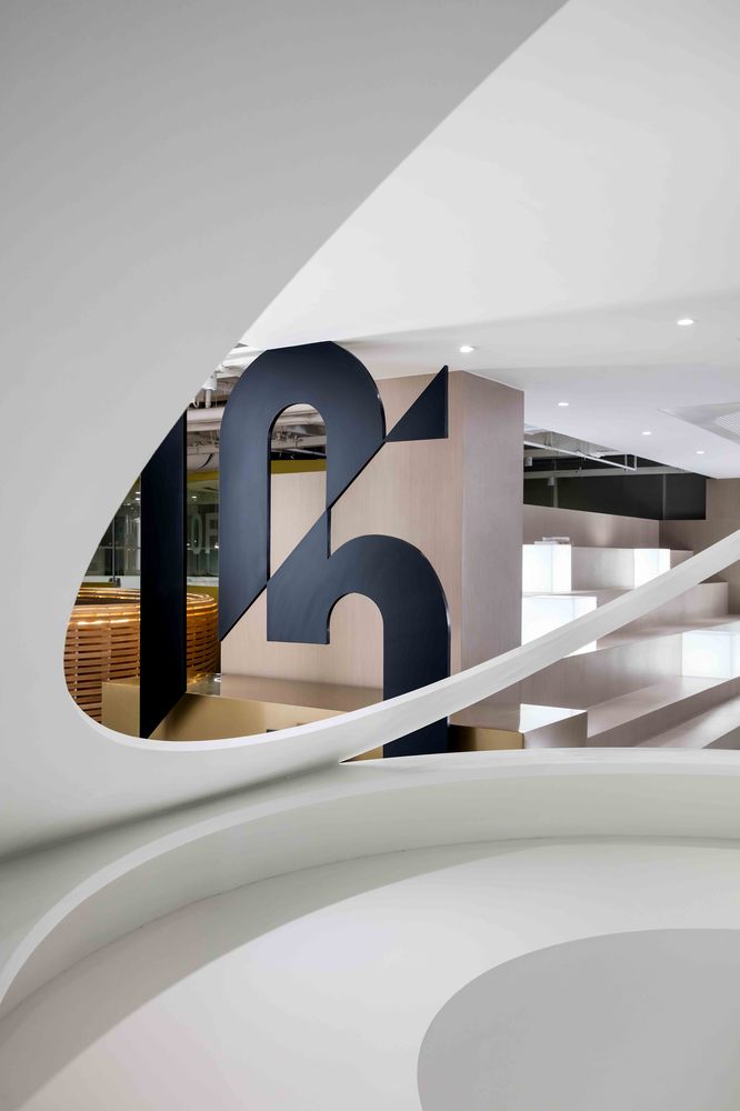 看上去相似的空间与人,而设计能带来的,可能是全然不同的新的人与空间的关系,新的生产效率,新的公司文化。新媒体的年轻人,咪蒙的95后给到我们这次一起完成的经历还是很感谢。咪蒙大姐自身很喜欢吃吃吃,听说她与员工的最大斗争就是,她不停地在储备零食,小朋友们不停地在发现和偷吃掉她的零食。而且她还不亦乐乎!我甚至在想她是不是故意的要养胖这些小朋友所使用的欲擒故纵!如果真是!那还真是个聪明的老板。