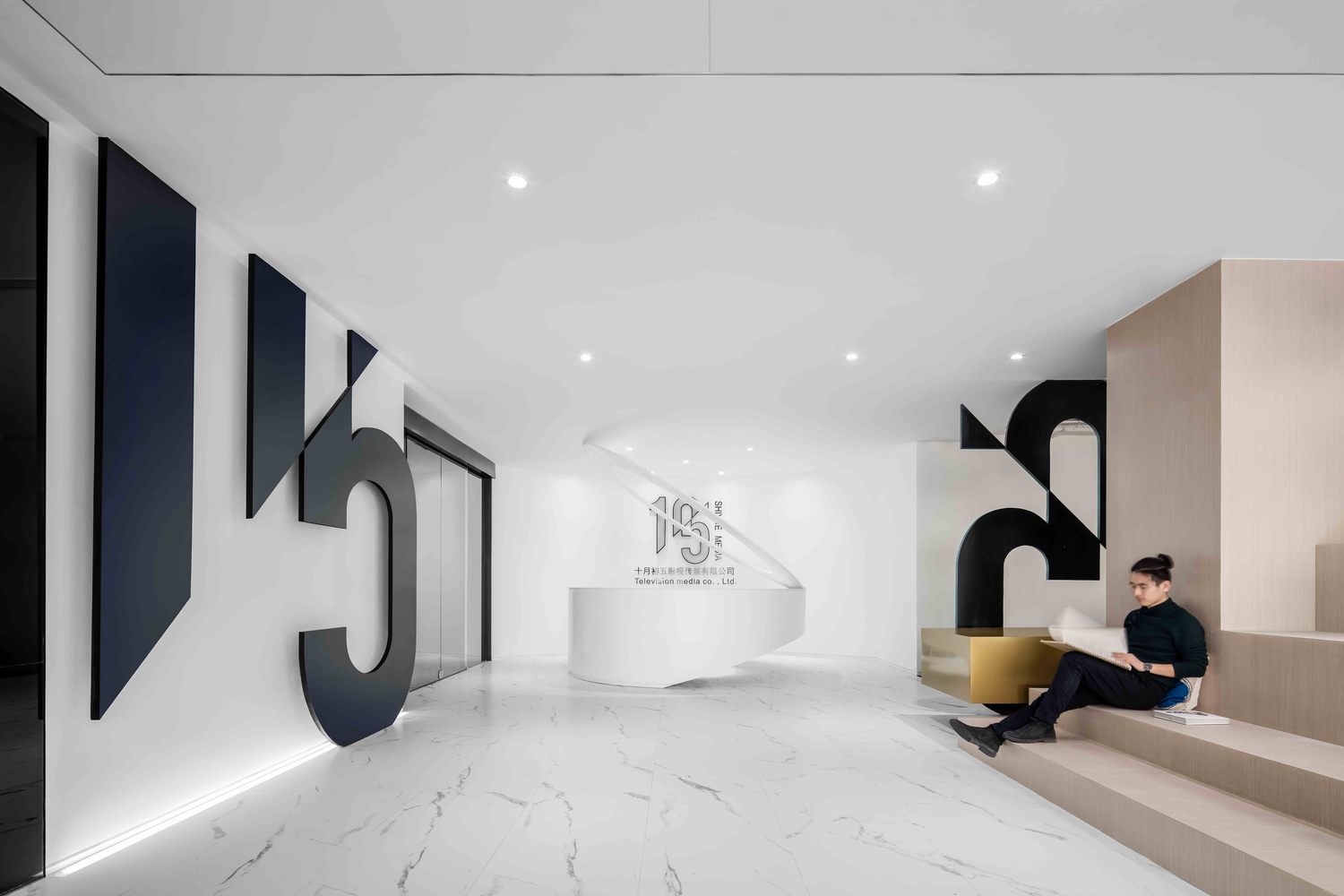 最近好像抖音霸屏,有一种异军突起拉着我们离开微信进去下一个周期的势态。所以当下的新事物变化速度是远远快于传统事物迭代时间的。那么新职业新媒体人的空间呢!其实人与空间与物品的关系相对还是传统和稳定的。但是年轻人对这些关系的使用和生活方式也在发生着新的诉求和新的变化!举个例子满大街的自行车和骑车的人他们看上去和以前没有变化,但是自行车是共享经济了,所以他们之间的使用关系发生了新组合。这也应该是设计师应该关注的。我们应该更关注时间和社会发生的变化,更关注新媒体的新变化,关注更年轻的客户的诉求。