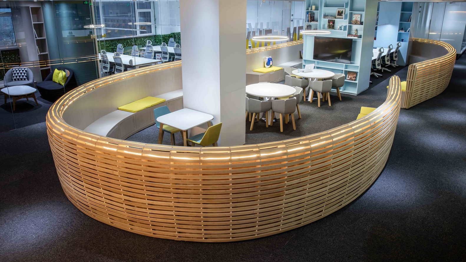 这才是做设计的根本,有了这些才有了这个空间独有的气质和特色。所以空间是属于咪蒙的是属于95后的小伙伴,及其准确又及有特点,更重要的是及其具有变化性。这些全部来源于我们抛弃了经验,融化功能和模块然后重新冰冻成一个新事物。比如我们融化了 LOGO 的字母使它成为隔断,我们融化再组合了分享区和休息仓两者合二为一,我们融化了前台和分享区它们重新被冰冻成咪蒙空间。我们融化了互动区和娱乐还有移动办公把它们冰冻成两个竹子做成的办公营!我们融化掉小会议和头脑风暴区重新冰冻成两个胶囊工作仓!这些都会给办公环境带来更高效率和更新的感受!融冻方法给我们带来了很多也让空间更有可能性!