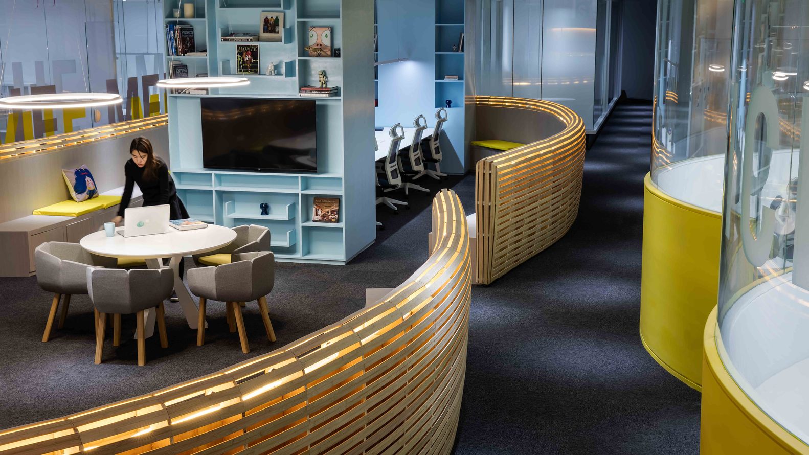 寸觉得特定的人群,特定的年纪,特定的行业。都会有他们比较窄向的对环境的诉求。但是也同样根据不同的个体会有不同的喜好。正是这些成为我们完成设计的一种方法-就是寻找同类项。这次设计过程中,我们也抓取了咪蒙老大,和她的95后小鲜肉小仙女们的大部分诉求。并把这些诉求全部写在纸上然后把大部分同类项归类呈现,比如温暖活跃的颜色,比如轻松的气氛,偷懒的地方!那个秋千,等等。