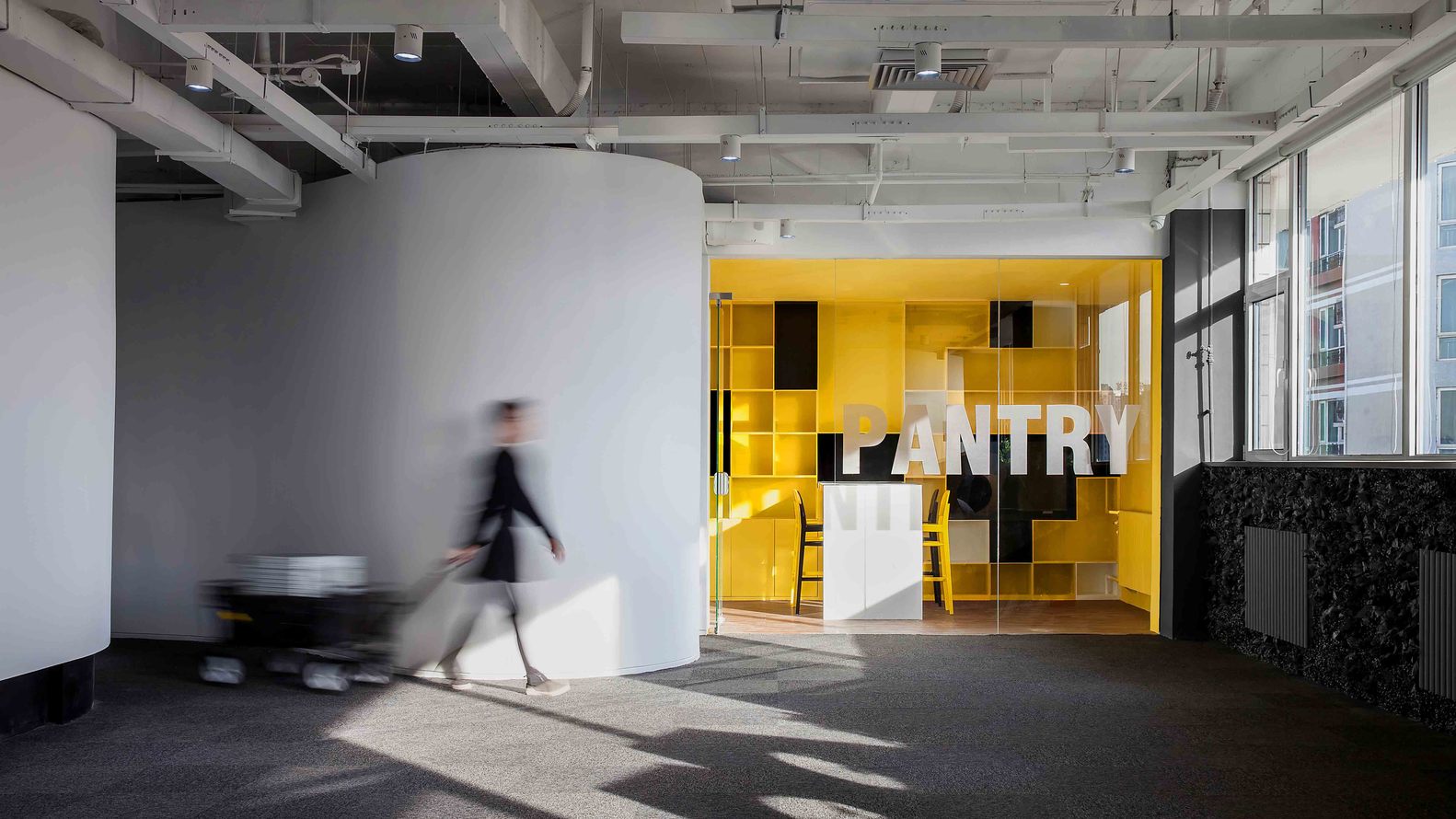 在互联网极速发展的今天,在移动互联贯穿生活的当下!“办公室”这个名词绝对不能是以前理解中的几张桌子,装上电脑,朝九晚五的样子!如下的才是我们在这次设计中的方法与思考: