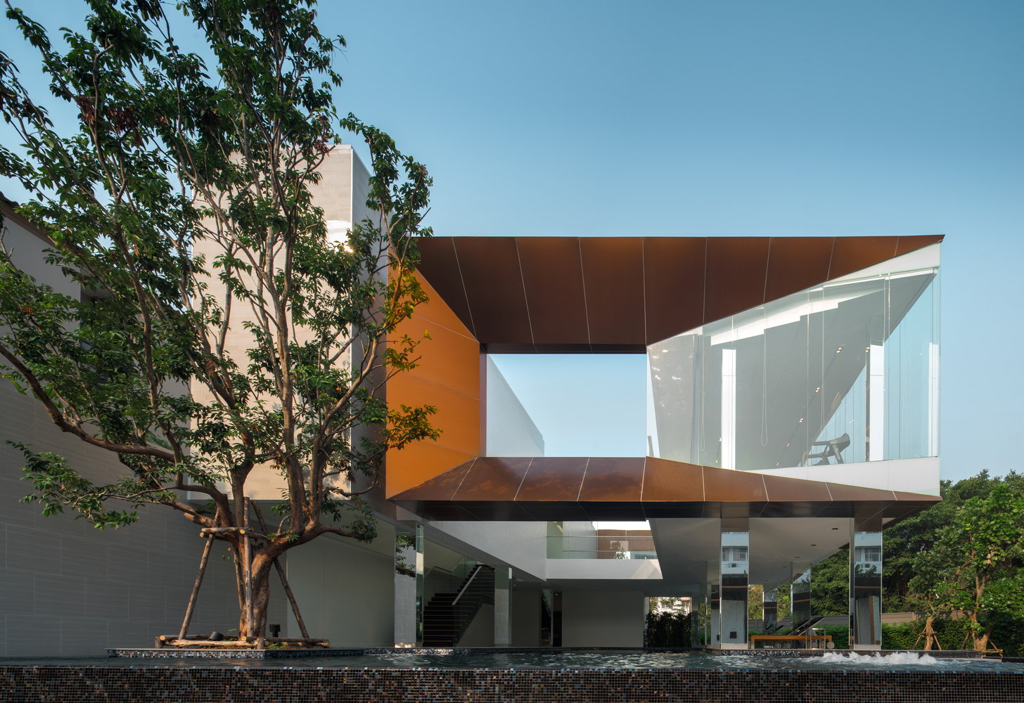 350平米底层架空绿色相通的曼谷现代住宅-欧莱凯设计网
