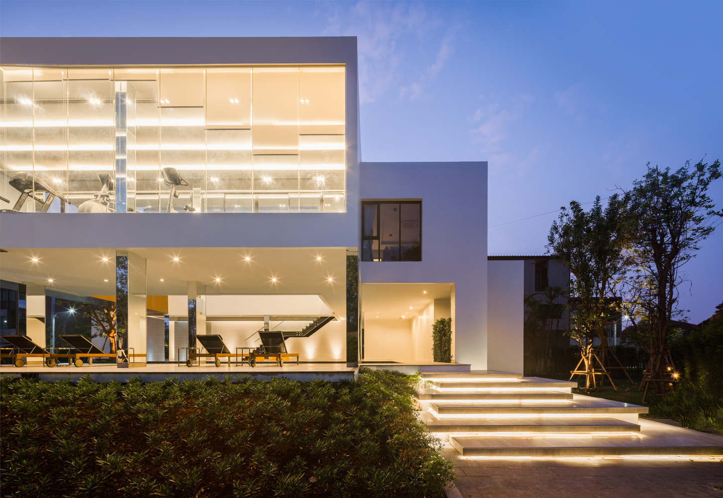 350平米底层架空绿色相通的曼谷现代住宅-欧莱凯设计网