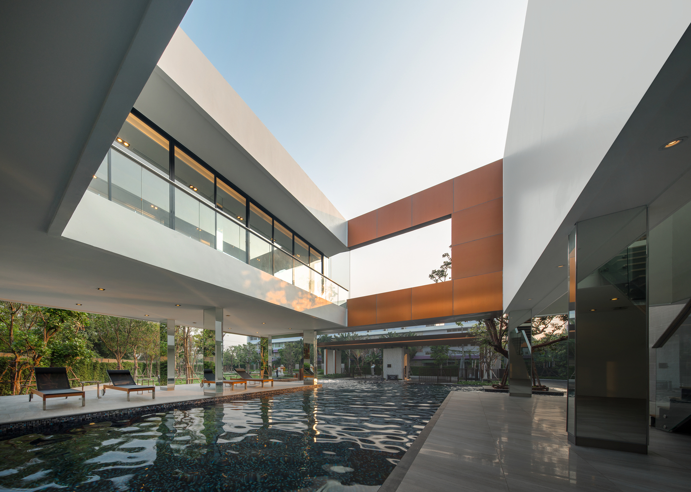 底层包括一个平台,围绕着大树的按摩浴缸以及供大人小孩亲密交流的游泳池。在这里家人可以聚集在一起进行交流。上方的庭院露出了天空,倒映在游泳池中。柱子隐藏在镜子后面,创造出流动的无止境的空间并且反射周围的绿色植被。所以人们能在这个空间感受到与自然毫无隔阂