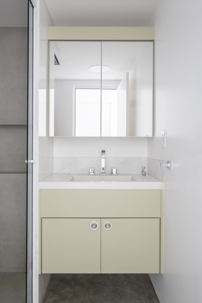 711H House的项目的业主是一个有宝宝的年轻三口之家,还有两只小狗。这使得现状、现实的限制更加明确,项目意在恢复建筑旁边绿化带的活力。具体的建议有,开放前院,把其变成直接与公共绿化带相连的空间,也允许服务街巷直接穿过房子本身